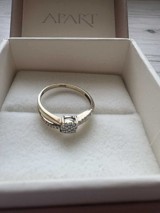 Śliczny złoty pierścionek zaręczynowy z brylantem Apart