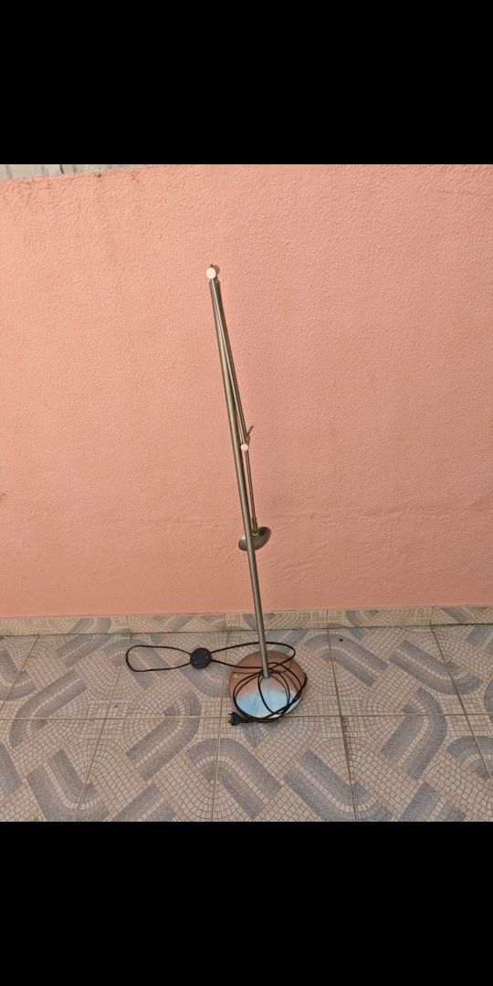 Candeeiro de pé alto