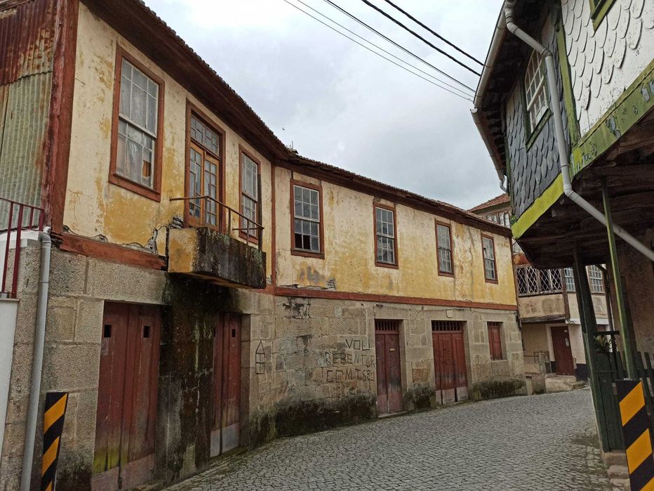 Casa para reconstrução em frente ao convento de Salzedas