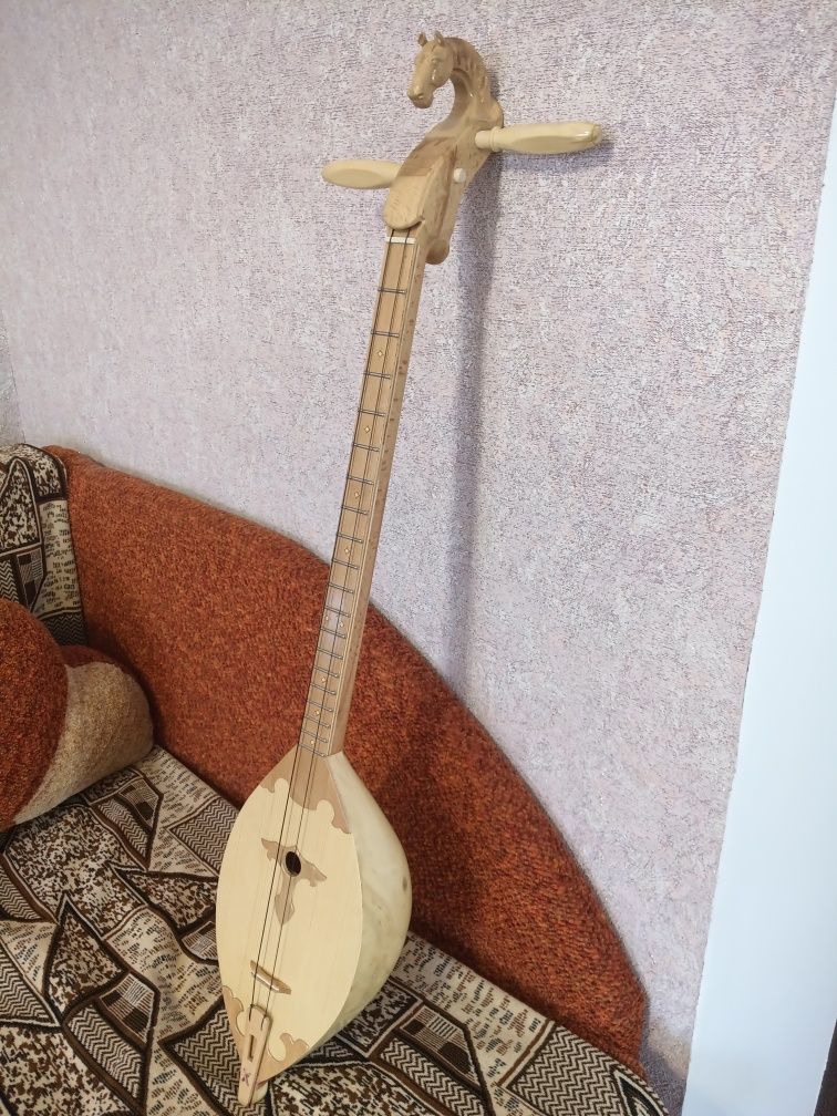 Топшур - алтайський народний інструмент.