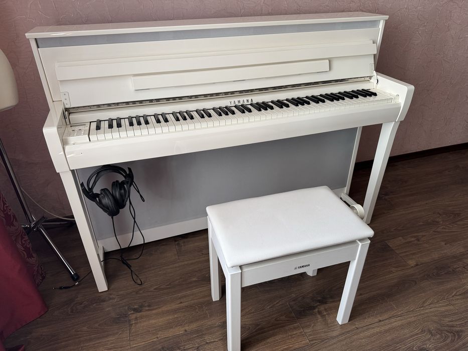 YAMAHA Clavinova CLP-685 (Polished White)