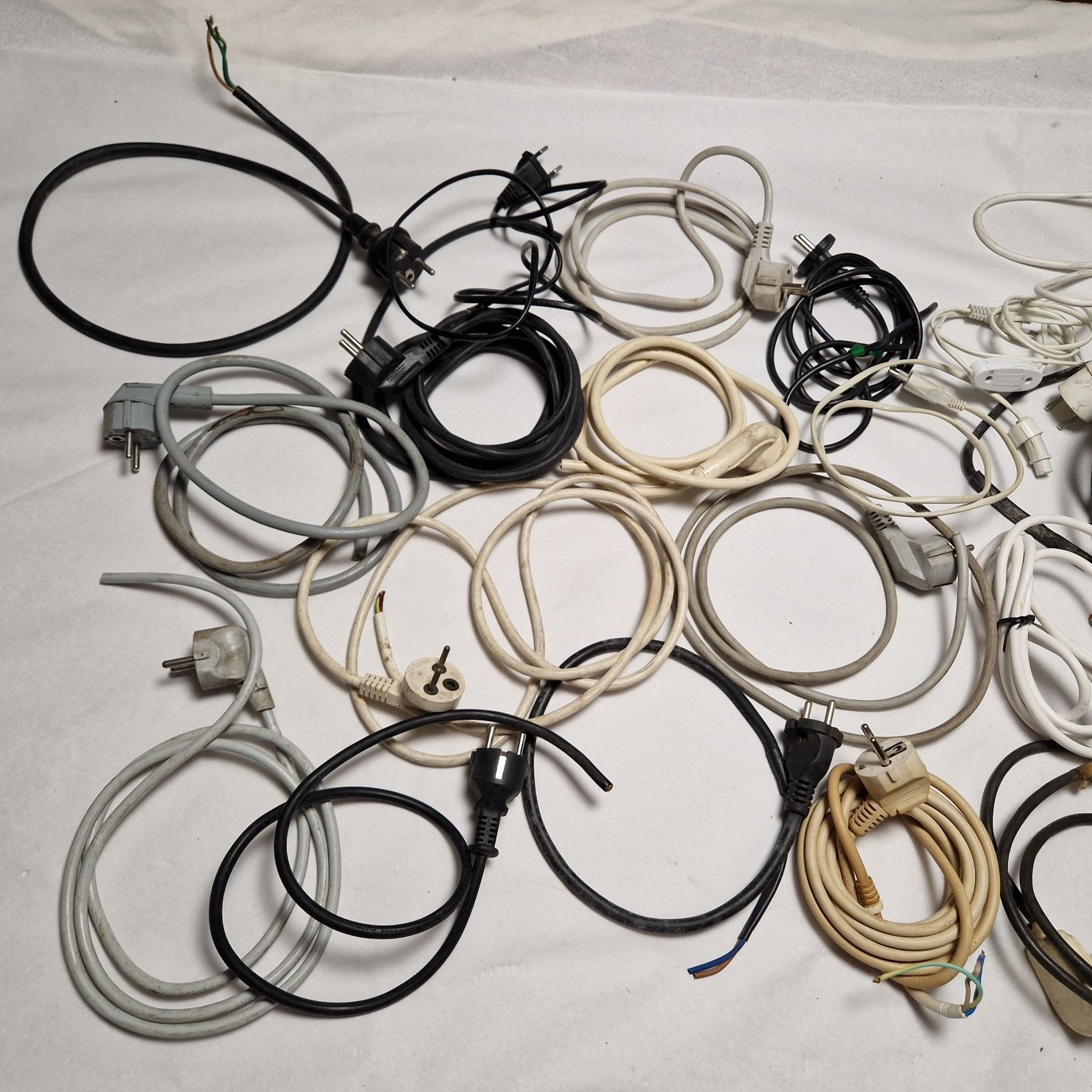 Przewód kabel że wtyczka z uziemieniem i bez