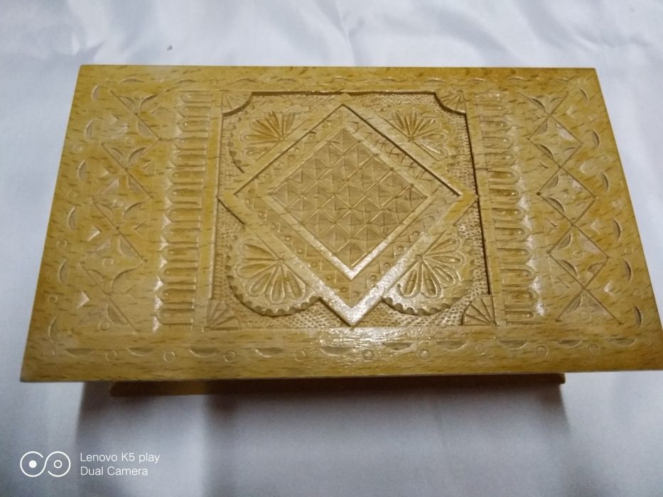 Шкатулка деревянная резная (ручная работа).