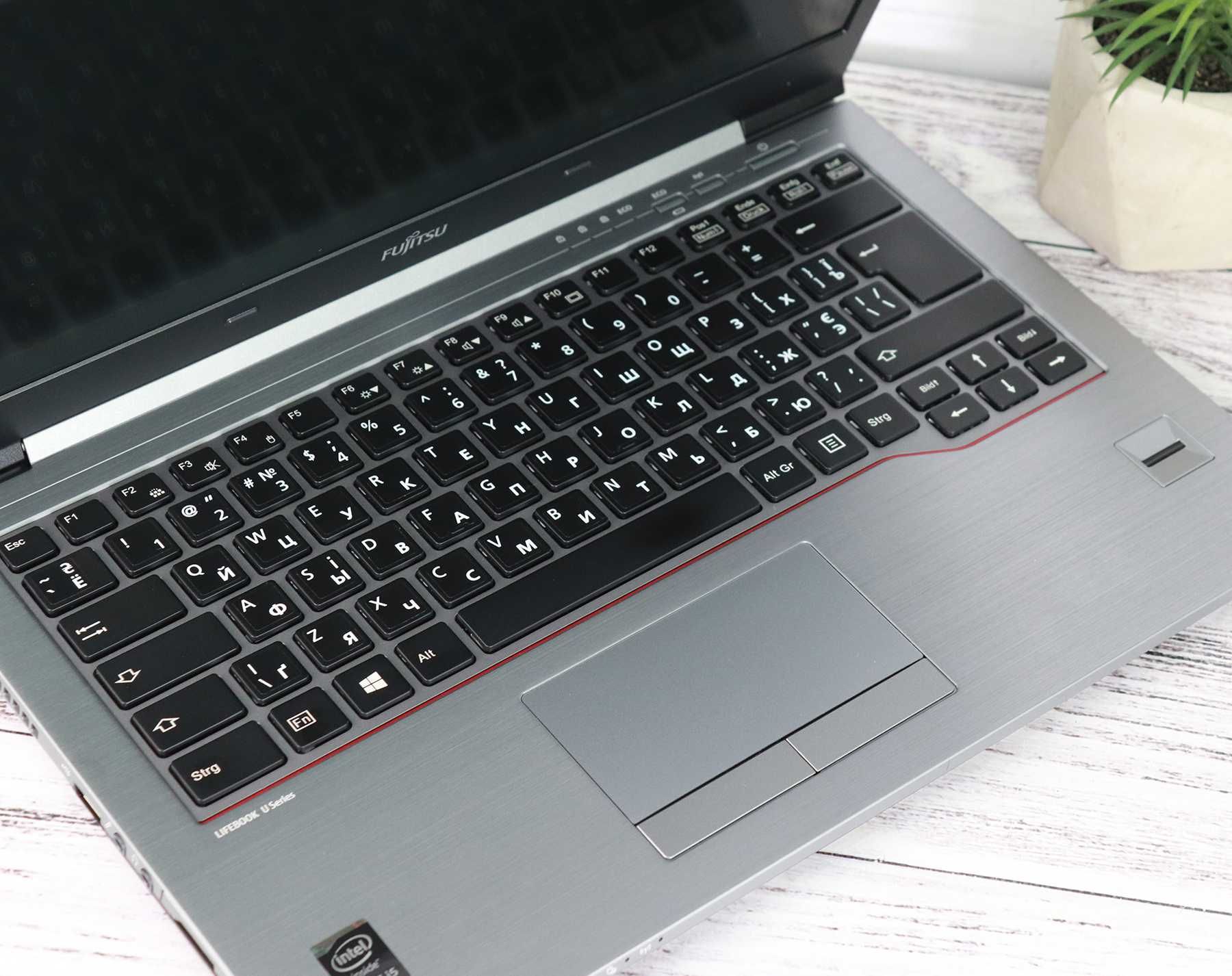 Ноутбук 14" Fujitsu LifeBook U745 Core i5-5200U 8Gb RAM 256Gb SSD HD+