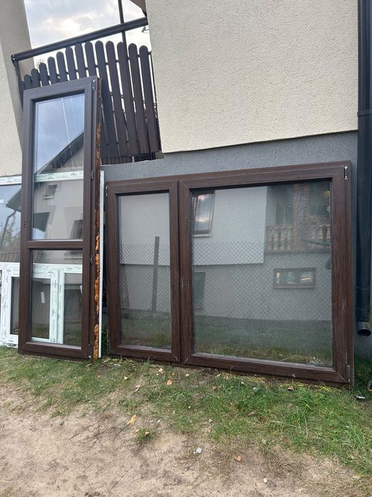 Okno i drzwi balkonowe z wystawy w dobrym stanie ciemny orzech