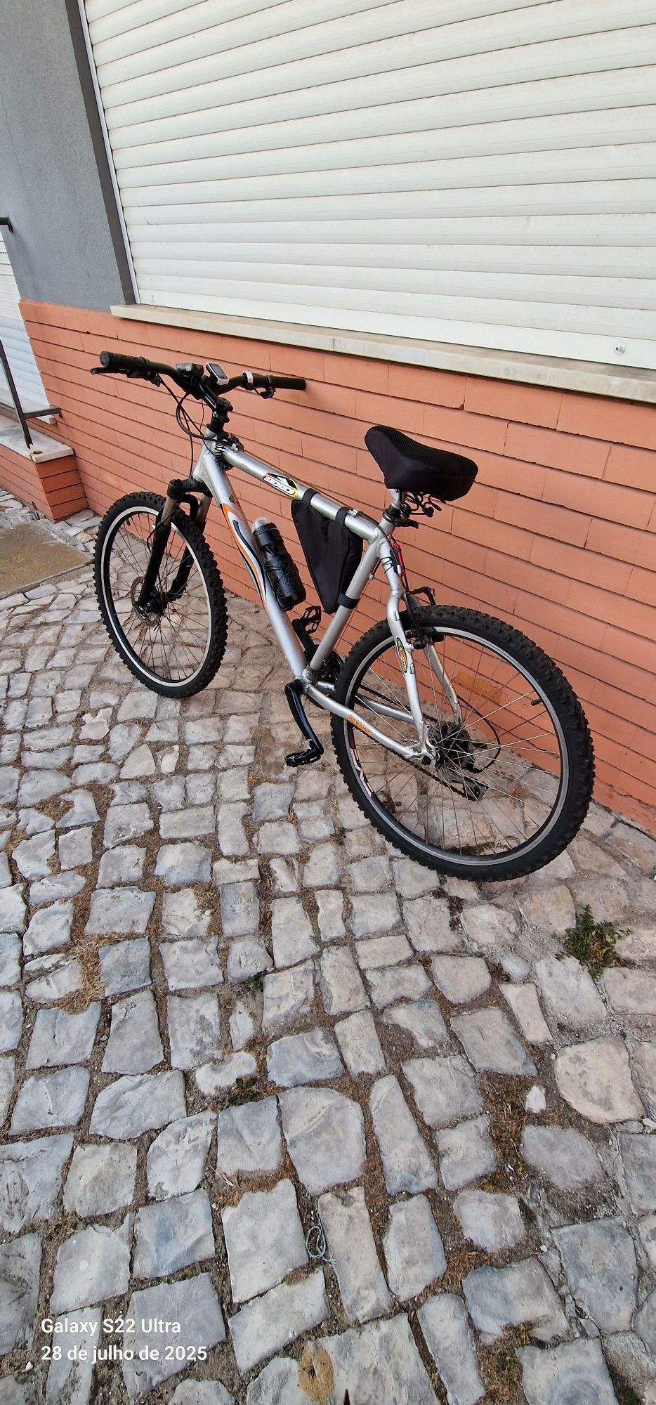 Bicicleta leve em alumínio