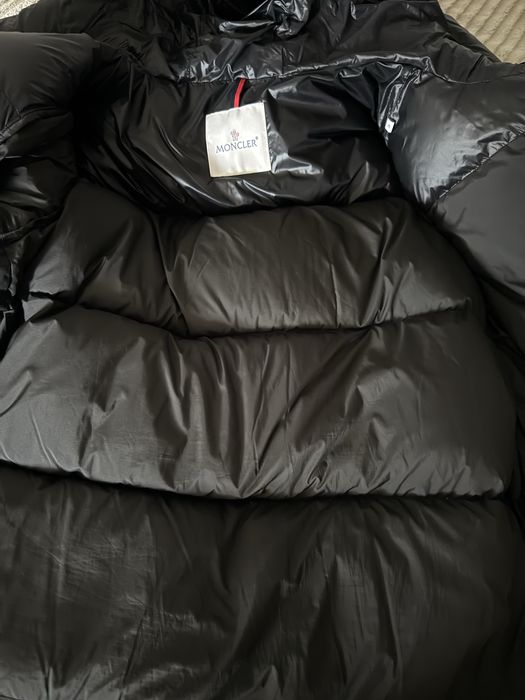 Оригінальний брендовий пуховик Moncler