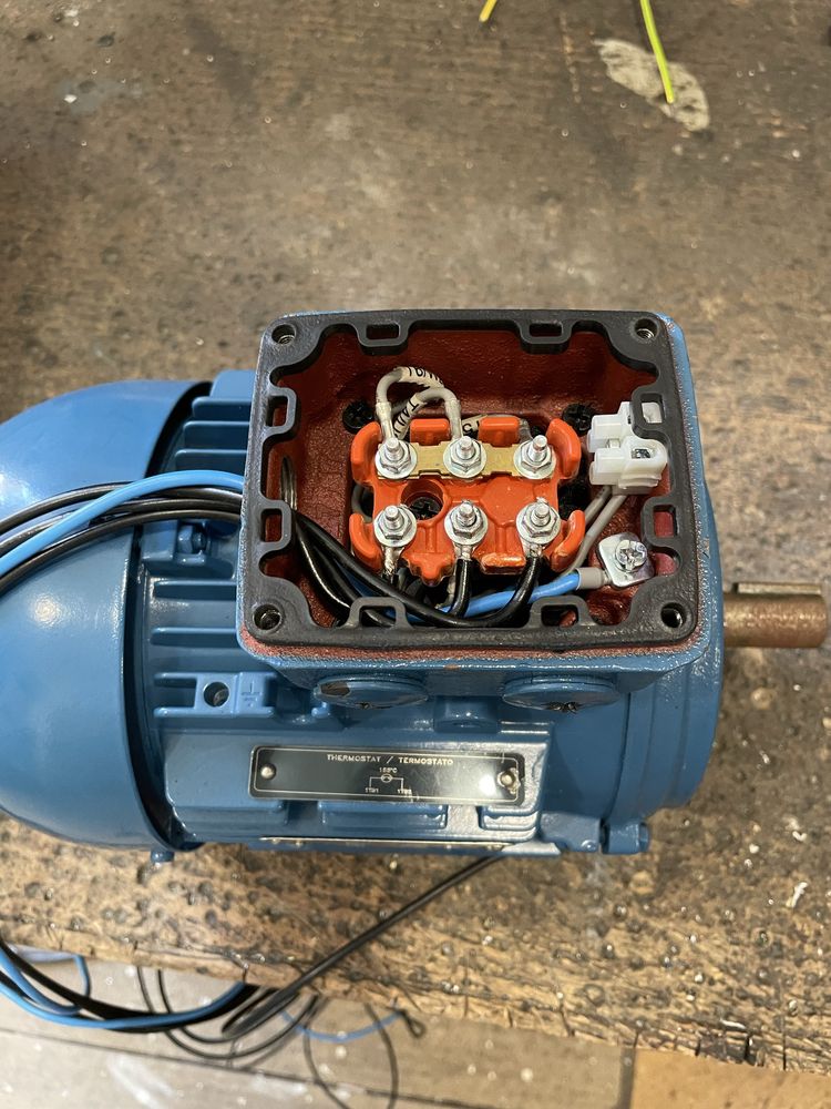 Motor trifasico novo