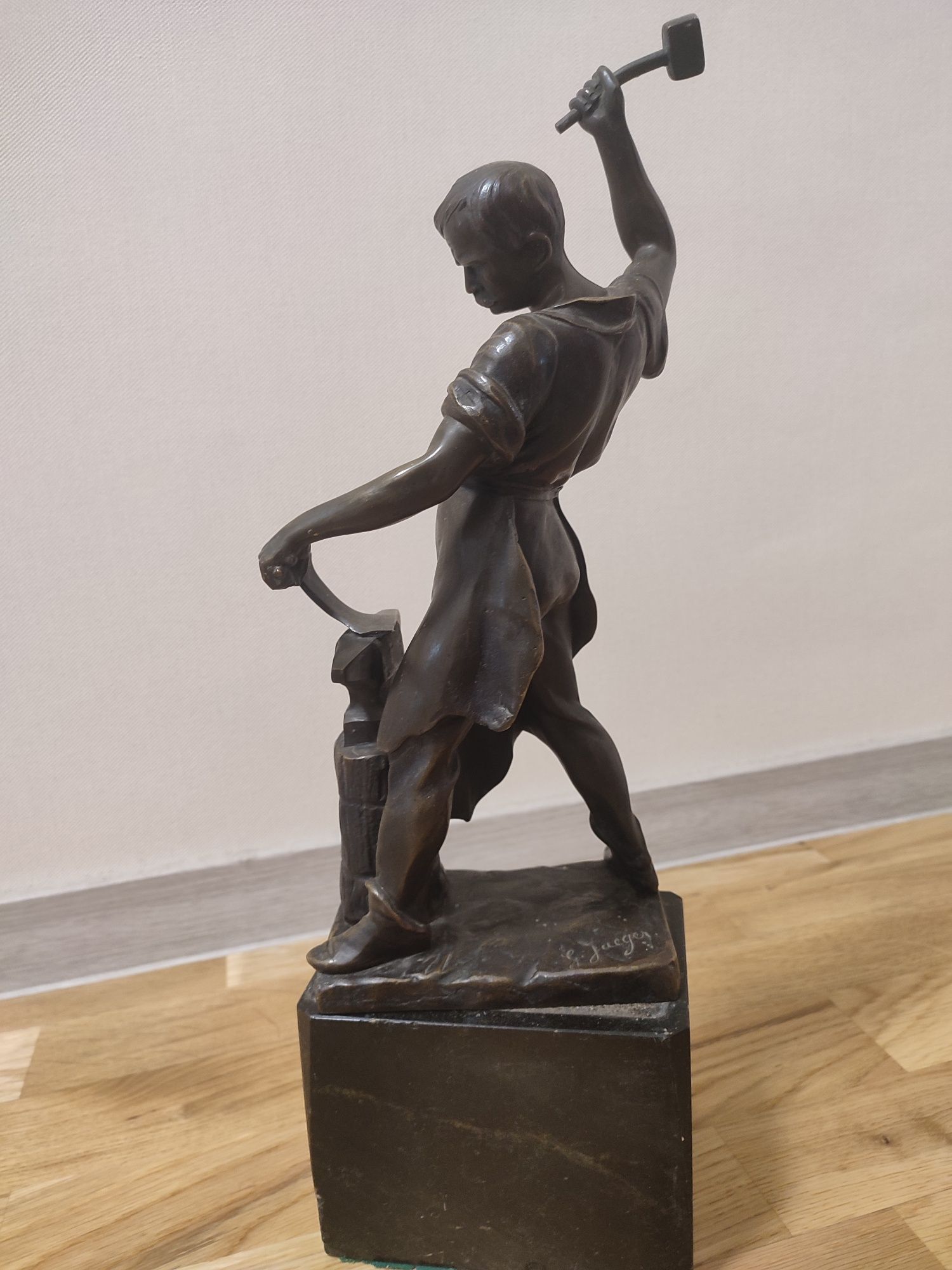 Бронзовая скульптура Gotthilf Jaeger "Blacksmith"  "Кузнец"