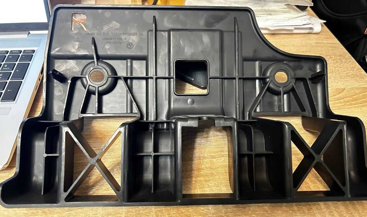 Кронштейн підлоги багажника правий tesla model 3 2018 оригінал