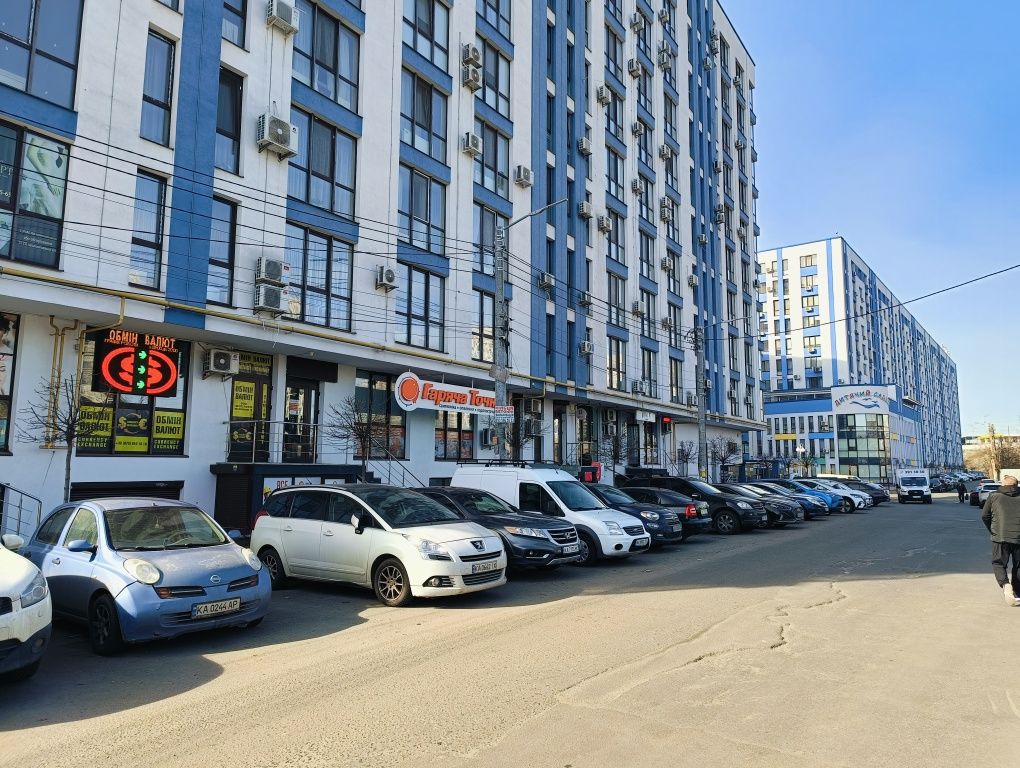 Салон-Магазин-Услуги(75м.кв) метро Славутич, ул.Центральная 21