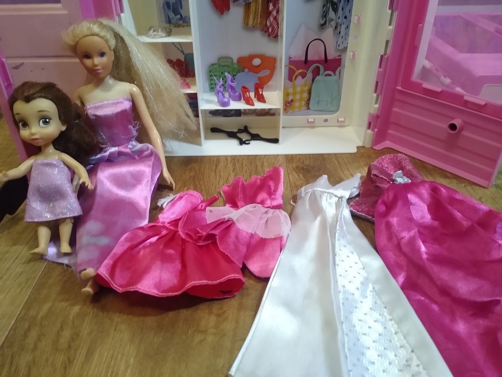 Szafa Barbie z lalkami i ubrankami