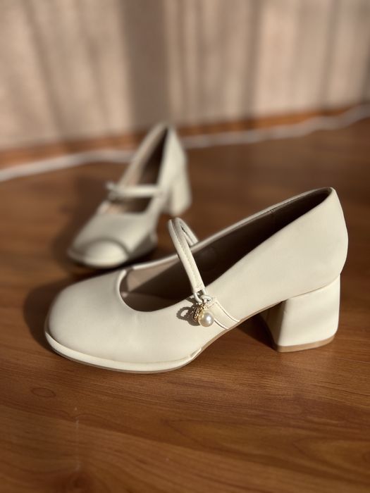 Жіночі туфлі,молочний колір.