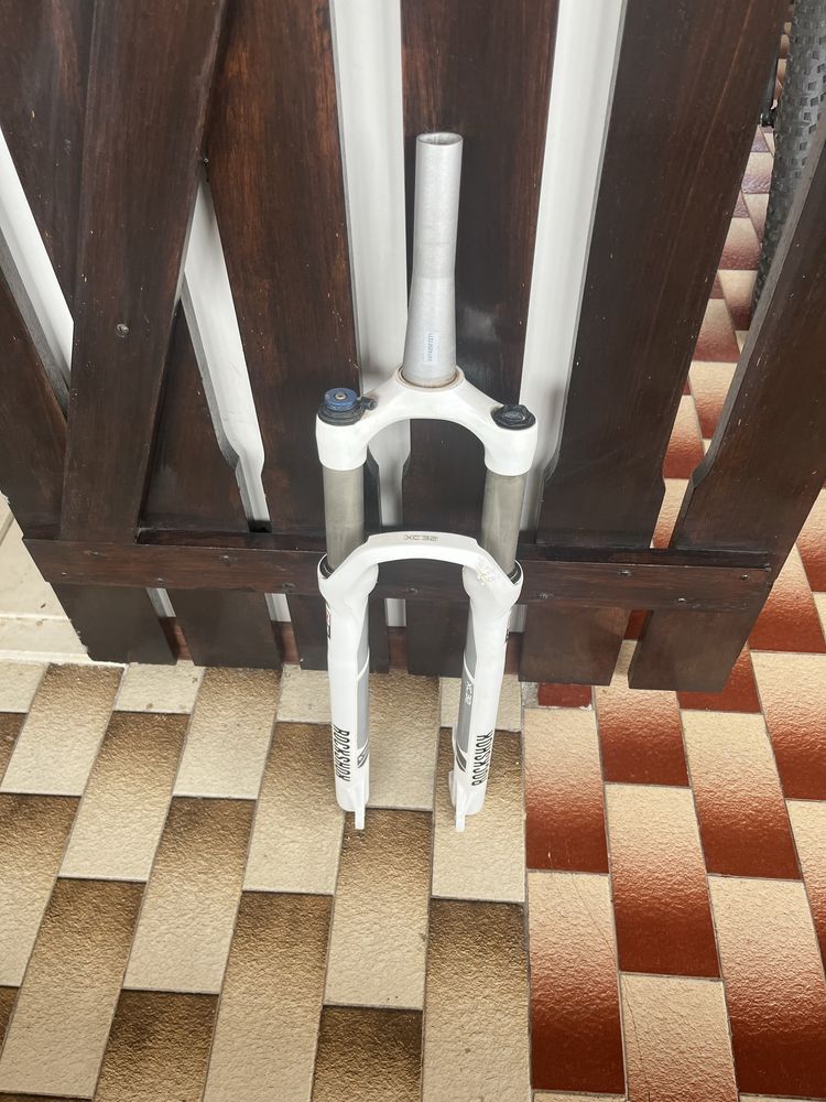 Vendo suspensaō com algumas  marcas de uso