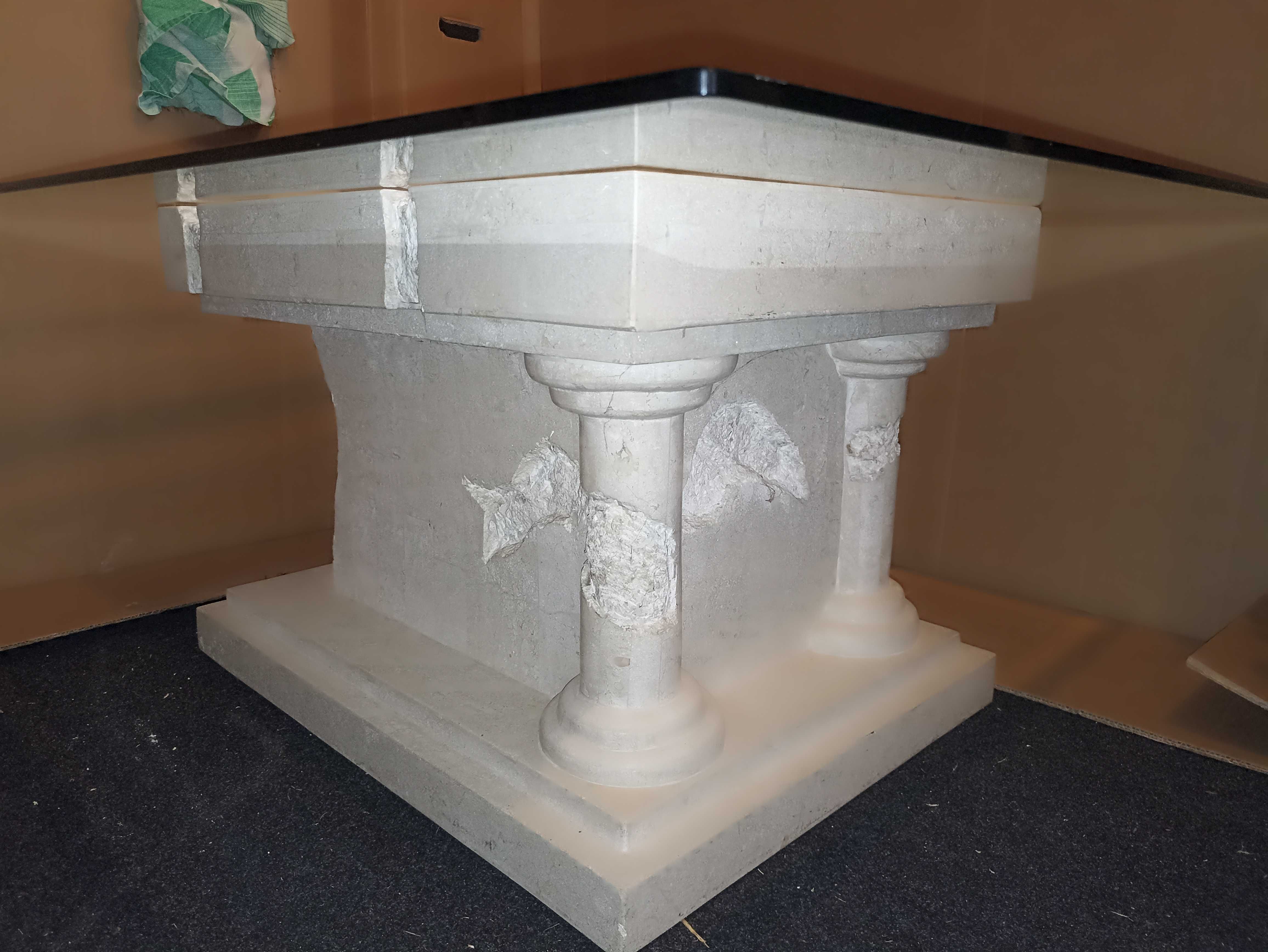 Mesa de centro em pedra com tampo em vidro