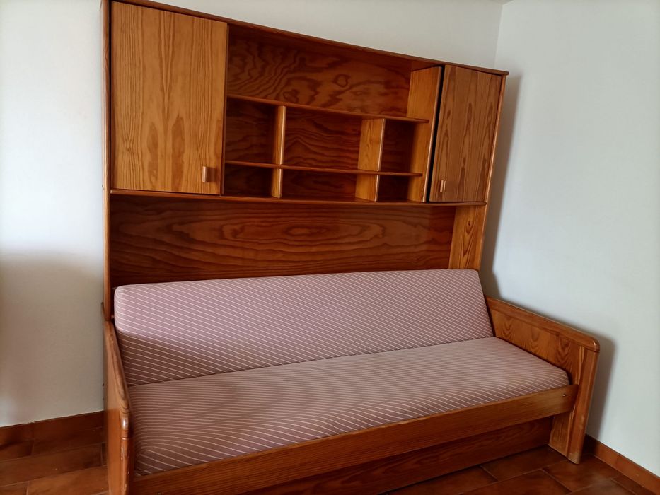 Dou sofá/cama com prateleiras