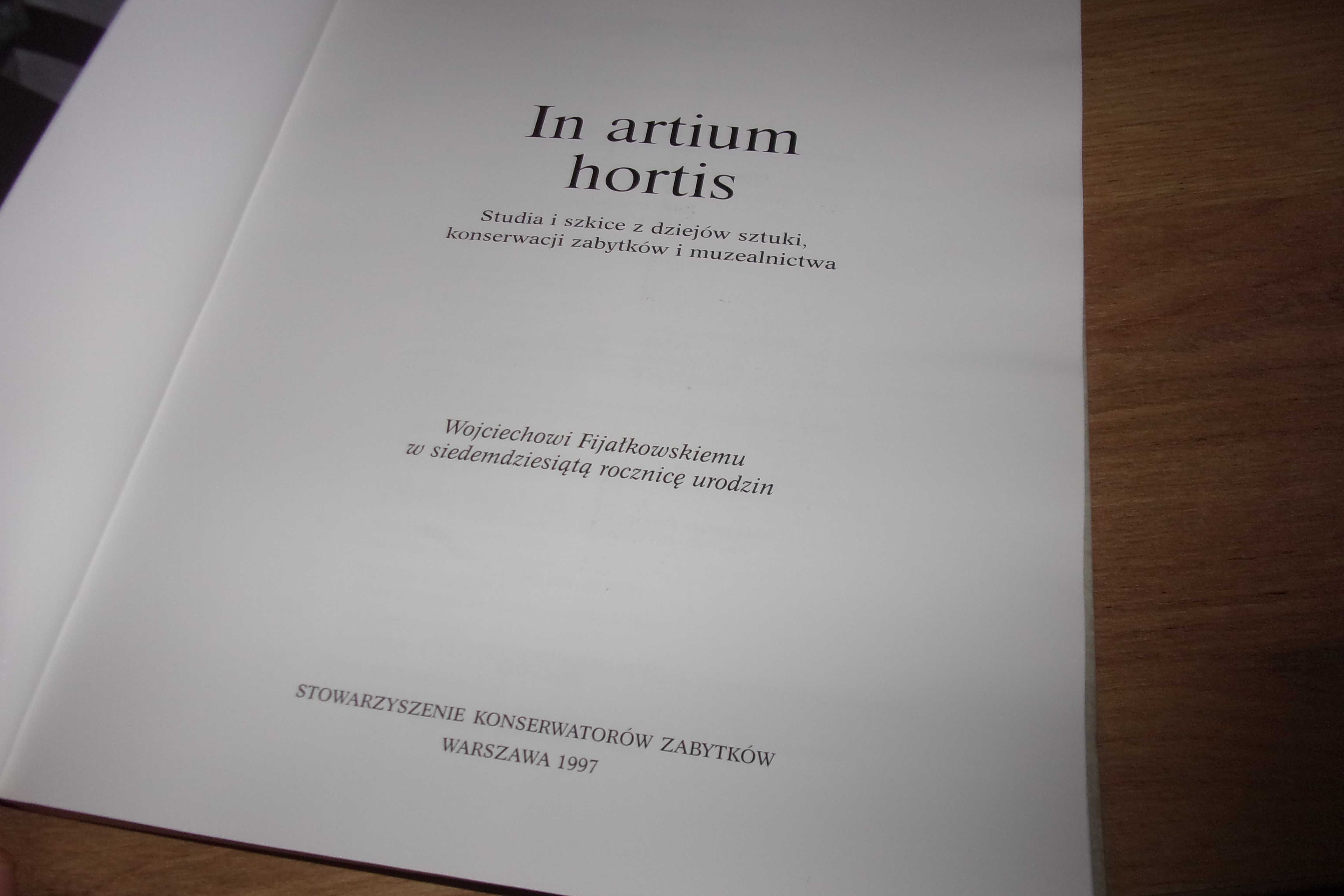 IN ARTIUM HORTIS Praca zbiorowa Studia i szkice książka