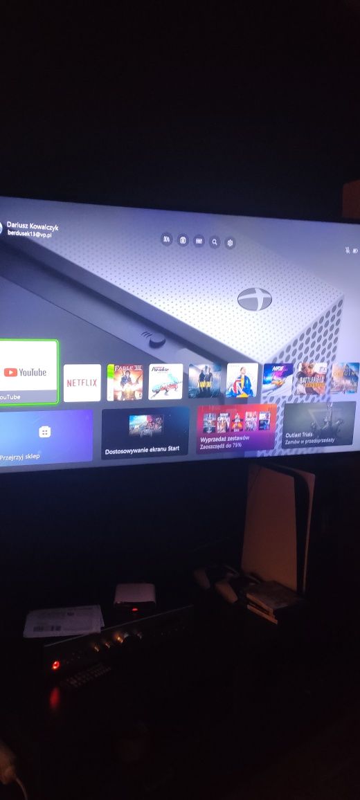 Konsola Xbox one s z padem i okablowaniem