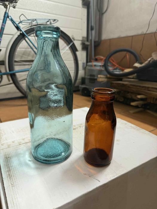 Zestaw dwóch starych szklanych butelek