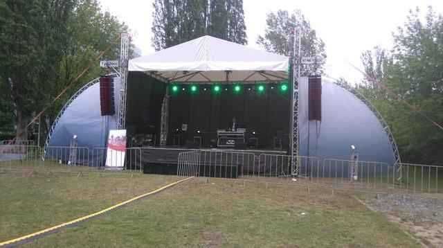 Scena 8m na 6m. słupy wysokość 7m, dach 9m na 7m