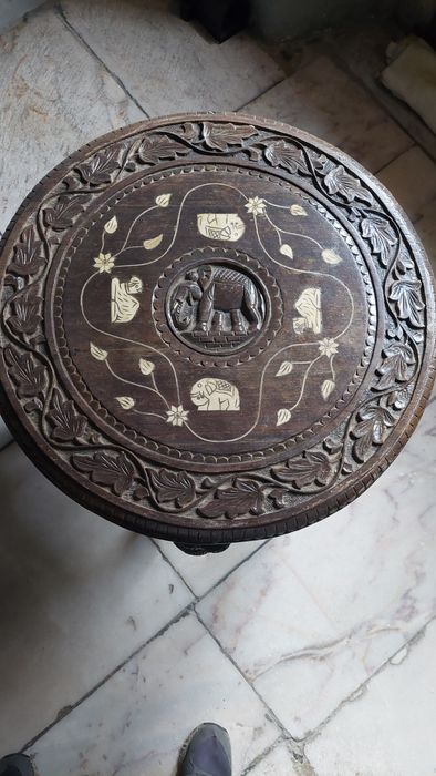 Mesa de pau santo com pernas em forma de elefantes