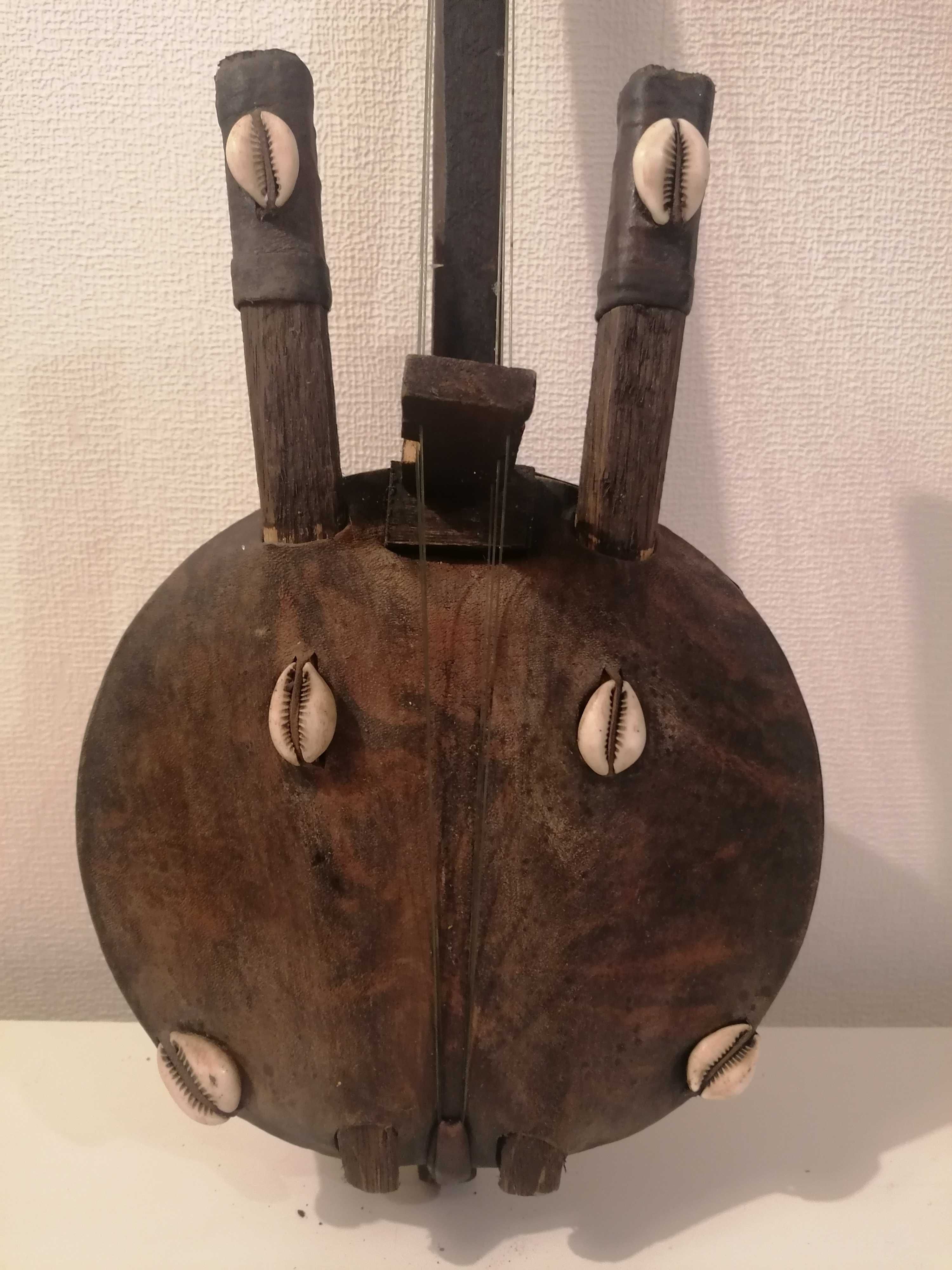 Stary afrykański instrument strunowy