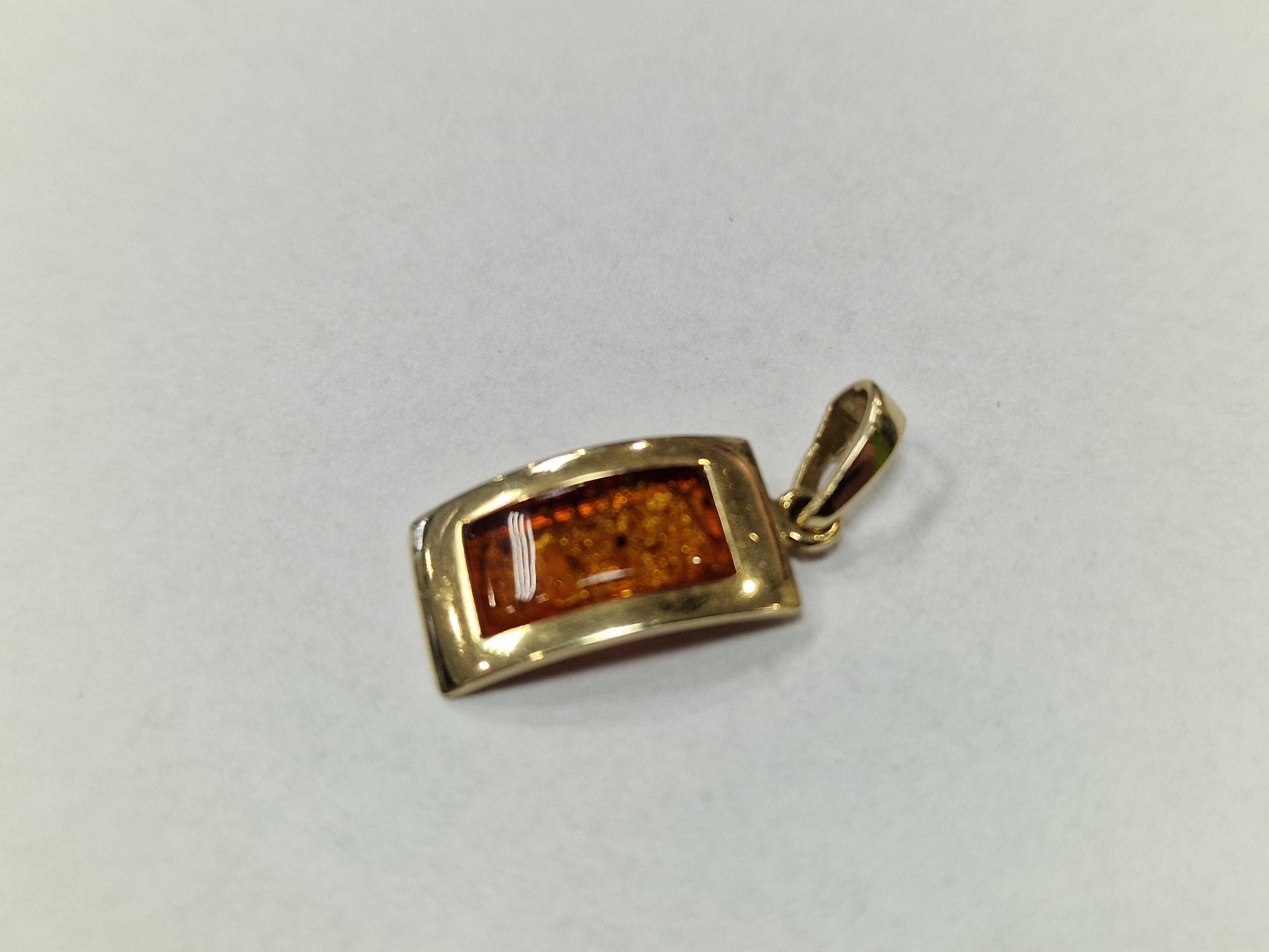 Złoty wisiorek damski/ 585/ 2.03 gram/ Bursztyn