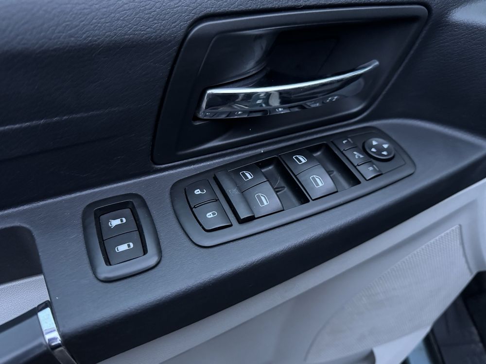 Продам Chrysler Grand Voyager 2009