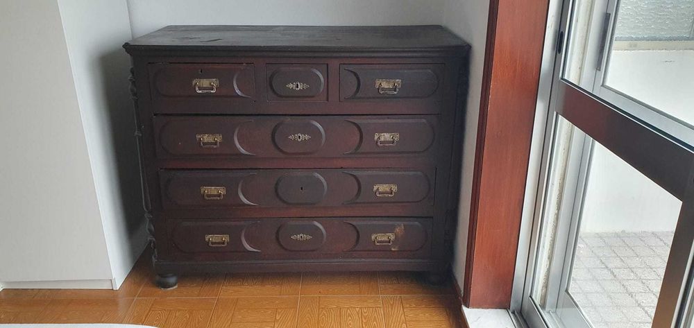 Cómoda em madeira maciça muito antiga