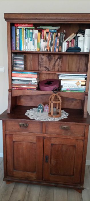 Stary drewniany kredens