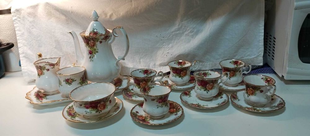 Serviço Porcelana Royal Albert Bone China England “Old Country Roses”