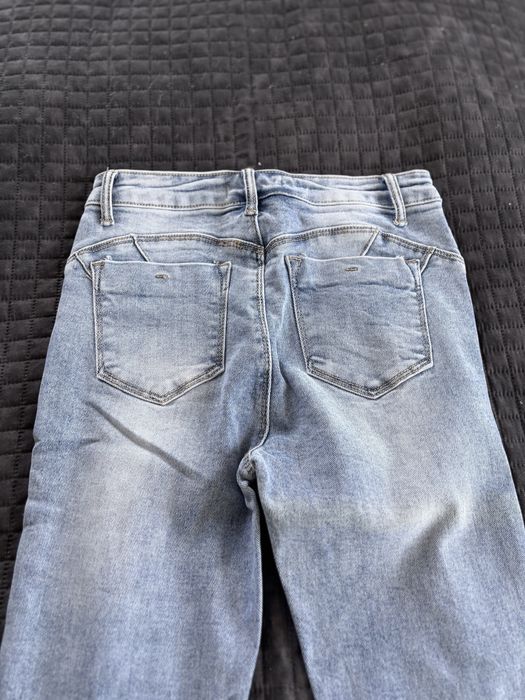 Spodnie jeansy firmy Daisie z dziurami nowe