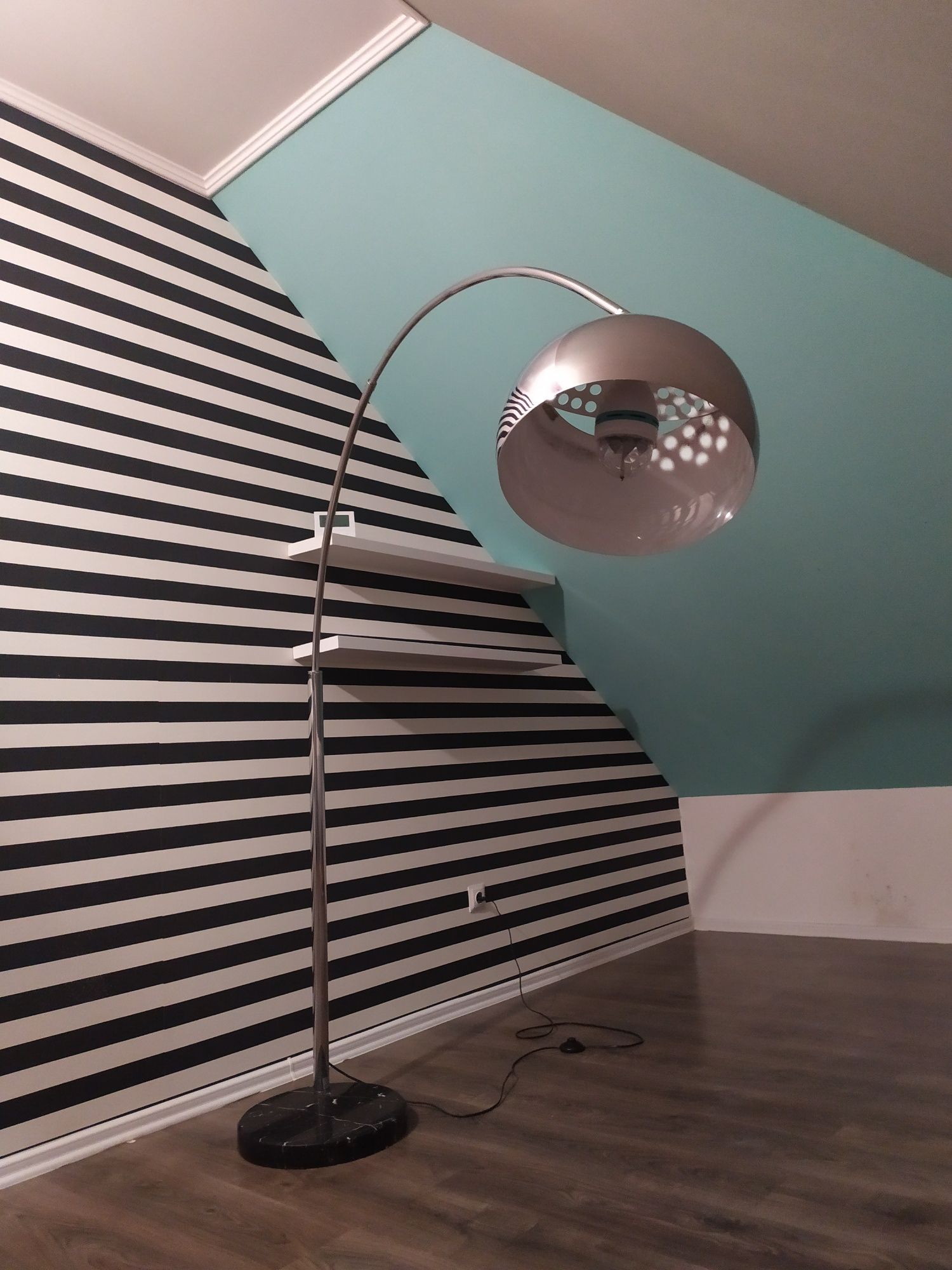 Lampa podłogowa do salonu