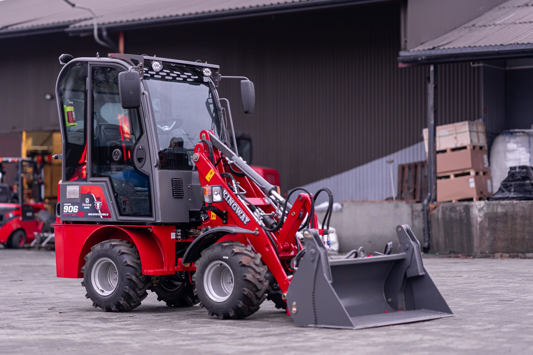 Ładowarka przegubowa 4x4 silnik Perkins udźwig 700 kg szer 116 cm PRO