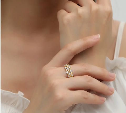 Роскошное серебряное кольцо позолоченное с муссанитом новое
