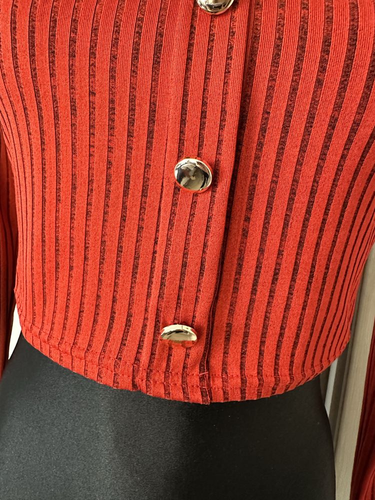 Czerwona prążkowana bluzka ze złotymi guzikami