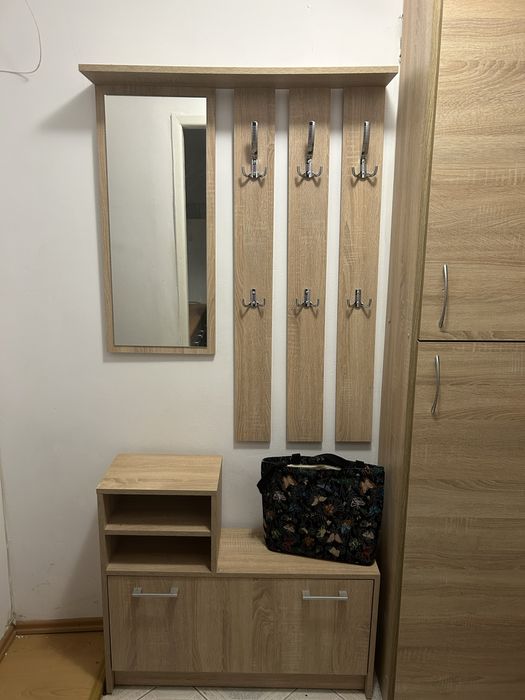 Wieszak do przedpokoju z lustrem i szafką na buty – jak nowy