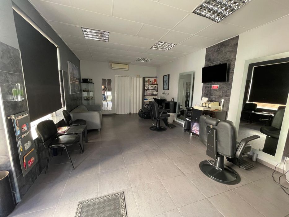 Barbearia / Salão de Cabeleireiro Pronto a Trabalhar – Cruz de Pau