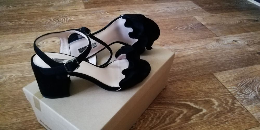 Елегантні замшеві босоніжки Anemone нові