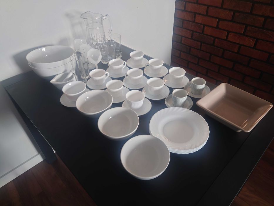 miski, filiżanki, talerze, kieliszki, szklanki, dzbanek, moździeż