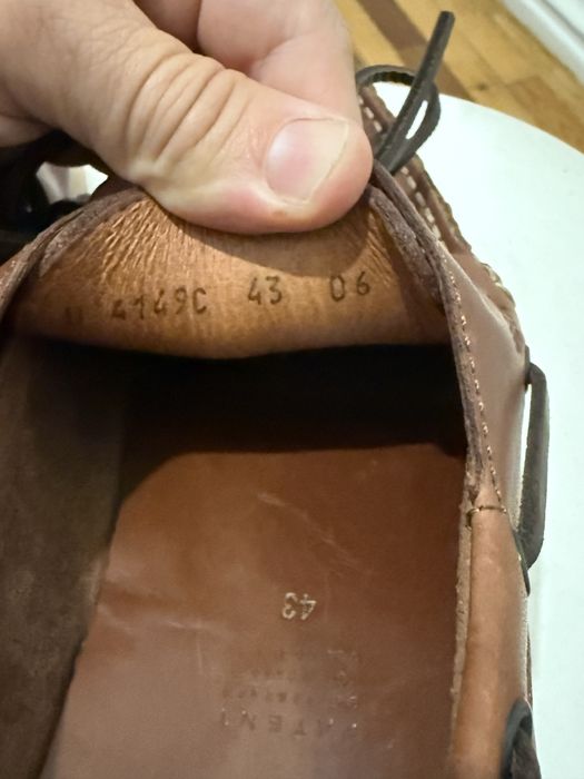 Sapatos mocassins em pele