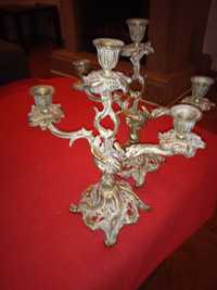 Vendo dois castiçais  candelabros antigos em bronze de três velas