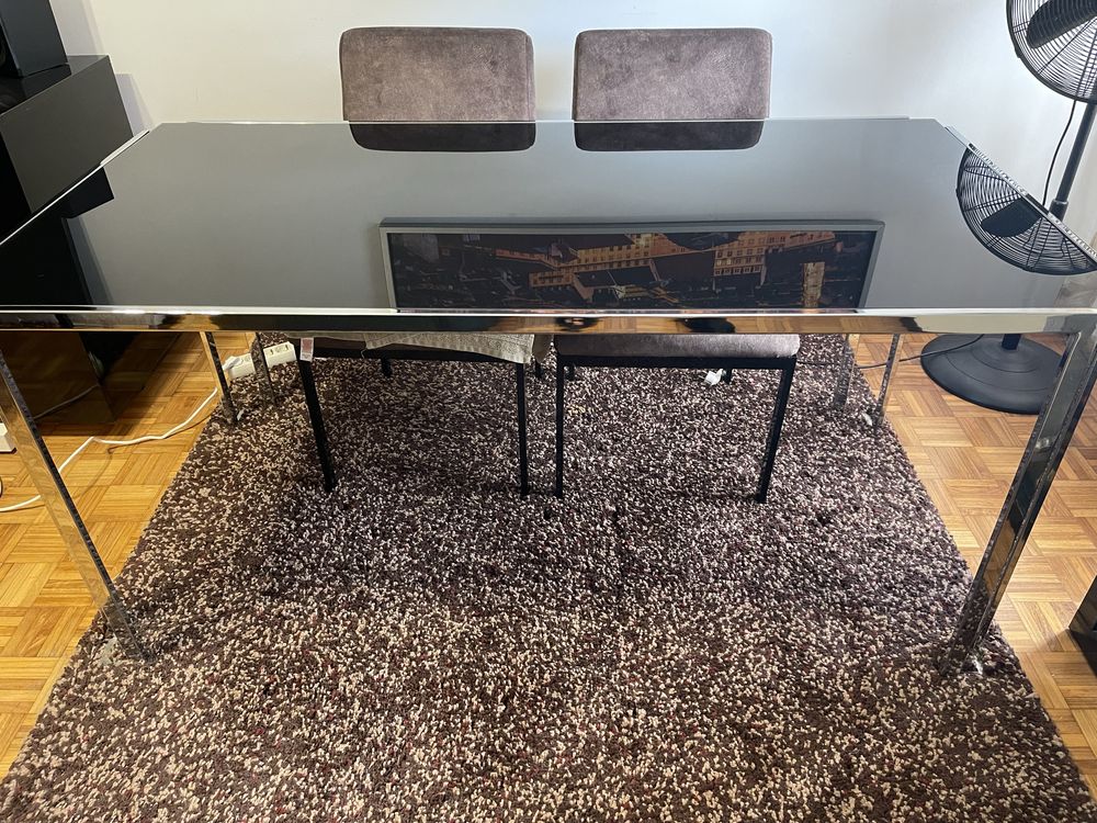 Mesa de sala com caddiras .