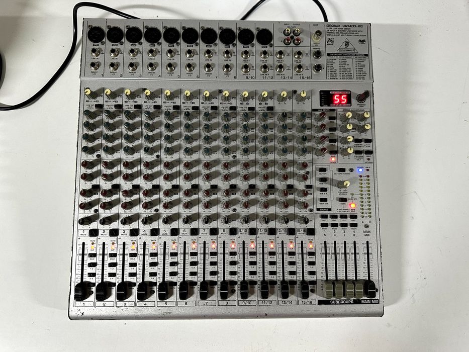 Mesa de Mistura Behringer UB2442FX-PRO