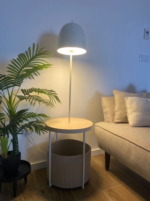 Candeeiro de pé com mesa de apoio