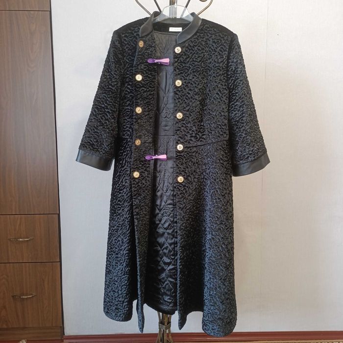 ЭЛЕГАНТНАЯ Стильная  Эко Шуба под КАРАКУЛЬ ,  чёрного цвета .