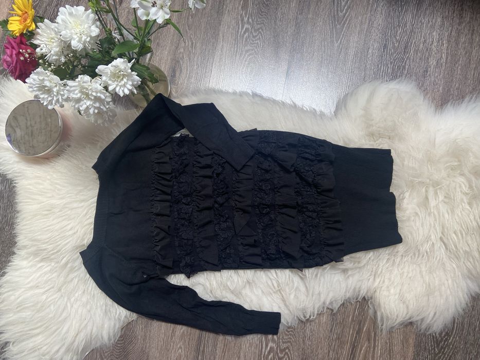 Czarny dłuższy sweter z falbankami S/M