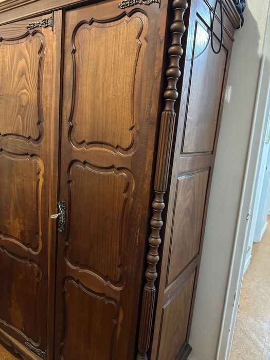 Conjunto de Quarto em Madeira – Roupeiro, Cómoda e Mesas de Cabeceira