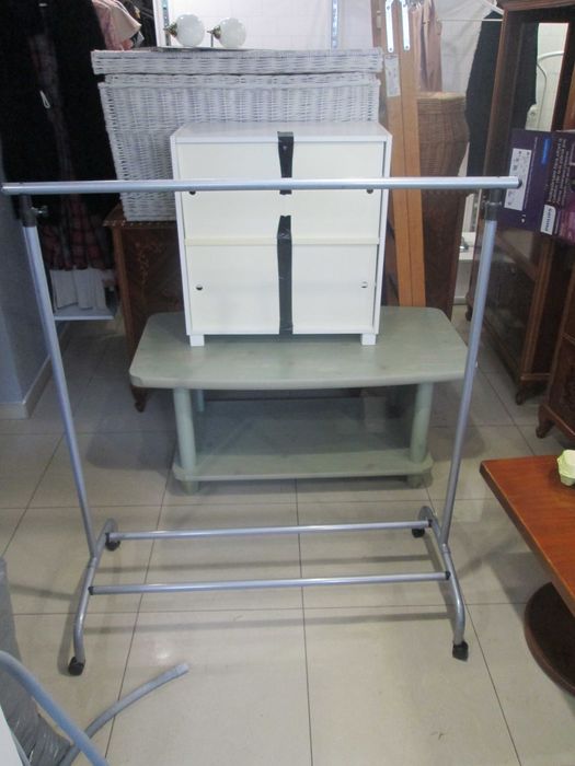 Sprzedam wieszak  - drążek stojący na ubrania.