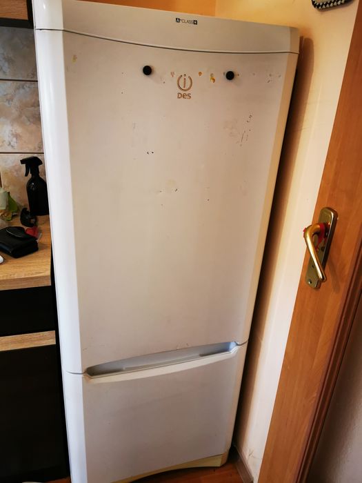 Lodówka Indesit.